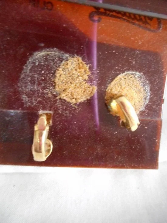 NWOT Vintage 1980s gold tone floral Earrings Clip on Costume jewelry - Picture 2 of 3